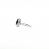 Bague “Éclat Royal” – Saphir Bleu synthétique & Halo de Diamants