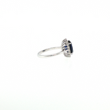 Bague “Éclat Royal” – Saphir Bleu synthétique & Halo de Diamants
