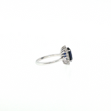 Bague “Éclat Royal” – Saphir Bleu synthétique & Halo de Diamants