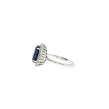 Bague “Éclat Royal” – Saphir Bleu synthétique & Halo de Diamants