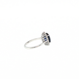 Bague “Éclat Royal” – Saphir Bleu synthétique & Halo de Diamants