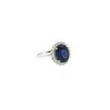 Bague “Éclat Royal” – Saphir Bleu synthétique & Halo de Diamants