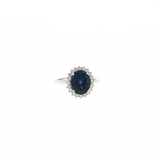 Bague “Éclat Royal” – Saphir Bleu synthétique & Halo de Diamants