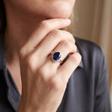 Bague “Éclat Royal” – Saphir Bleu synthétique & Halo de Diamants