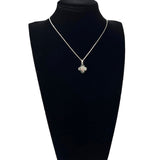 Collier fleur de nacre grise